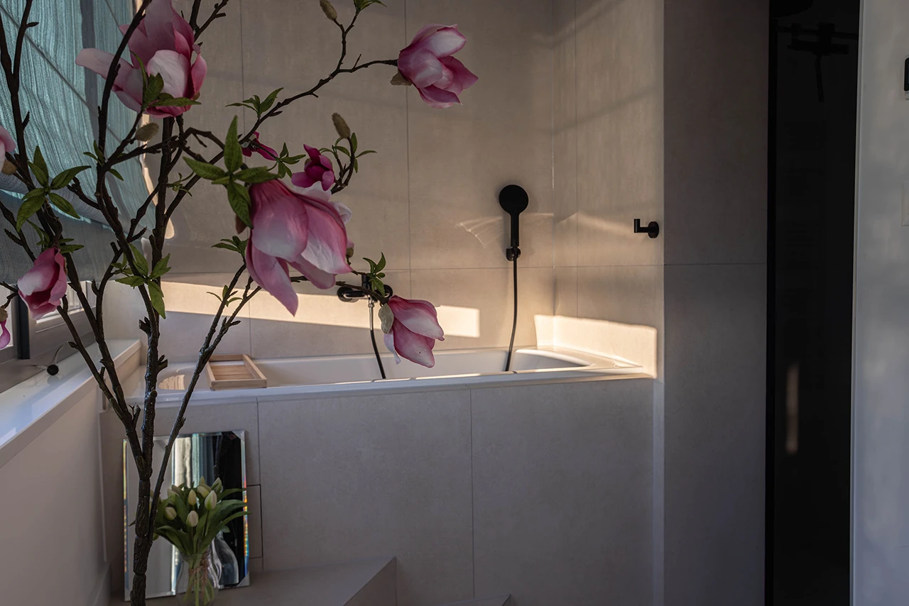 Serenity One – Master bedroom with ensuite bathroom