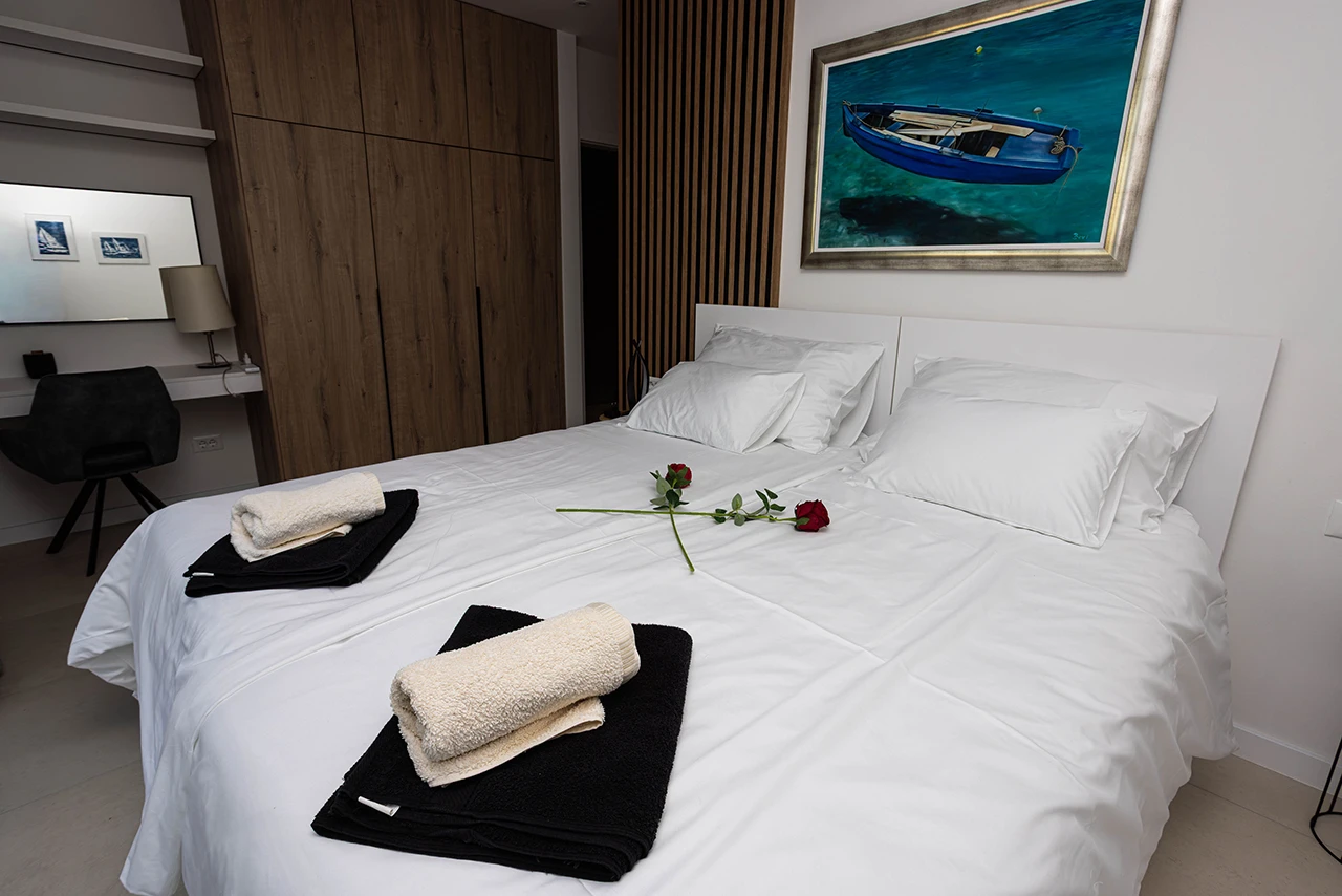 Serenity One – Second bedroom with private bathroom
