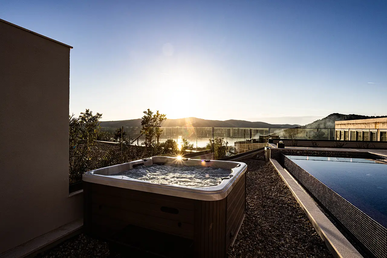 Serenity two – Hot tub by the pool